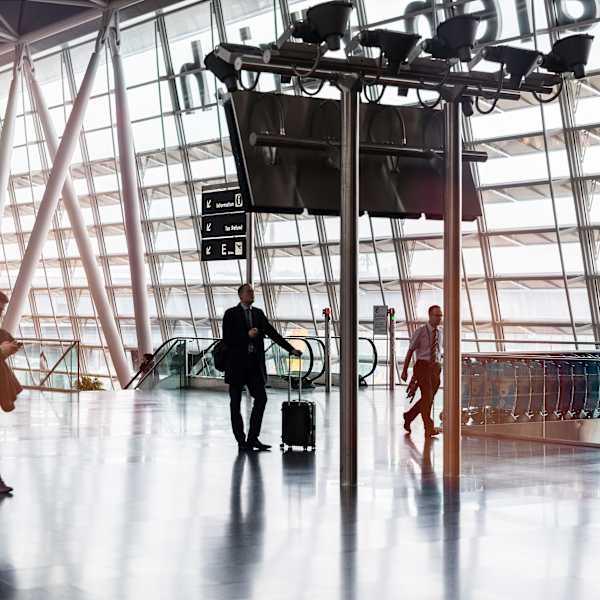 Ein Mann mit Koffer an einem Flughafen