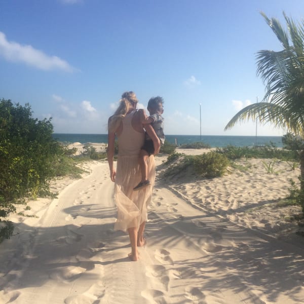 Julia Adler mit Sohn Noah am Strad von Mexiko.