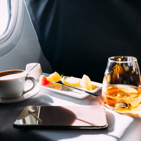 Für manchen gehört ein guter Drink über den Wolken einfach dazu © LIGHTFIELD STUDIOS - stock.adobe.com