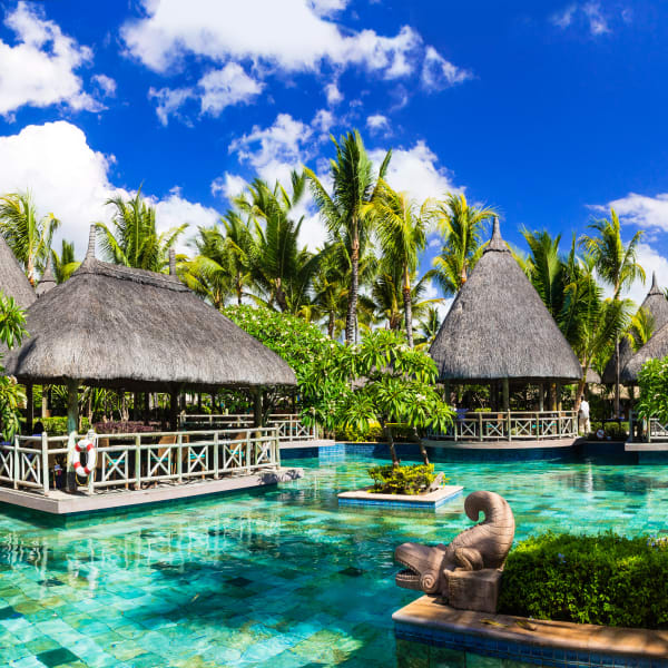 Traumhafte Pools findet ihr in den Luxushotels auf Mauritius © AdobeStock/ Freesurf