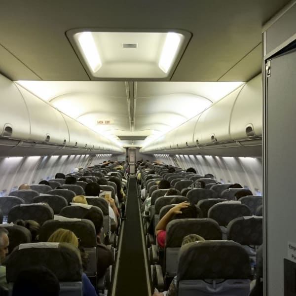 Im Notfall lässt sich die Tür der Flugzeugtoilette mit einem Handgriff öffnen © Flavio_Brazil - stock.adobe.com