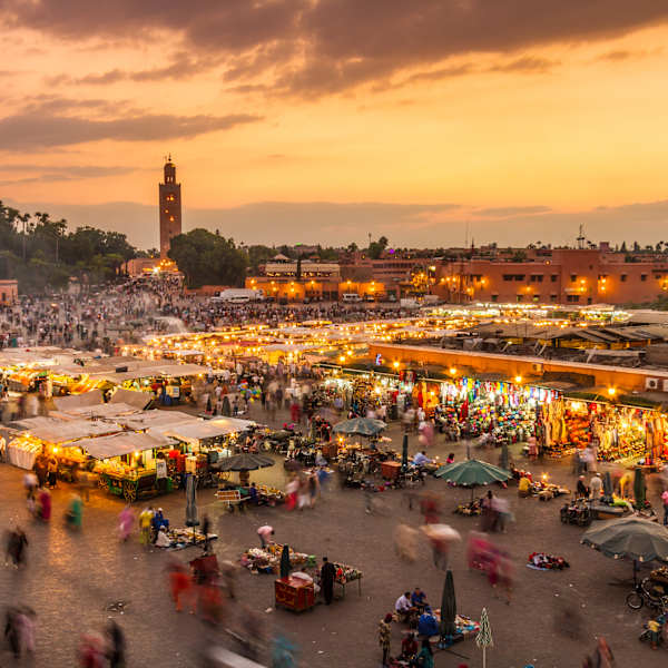 Ein voller Marktplatz in der Abenddämmerung