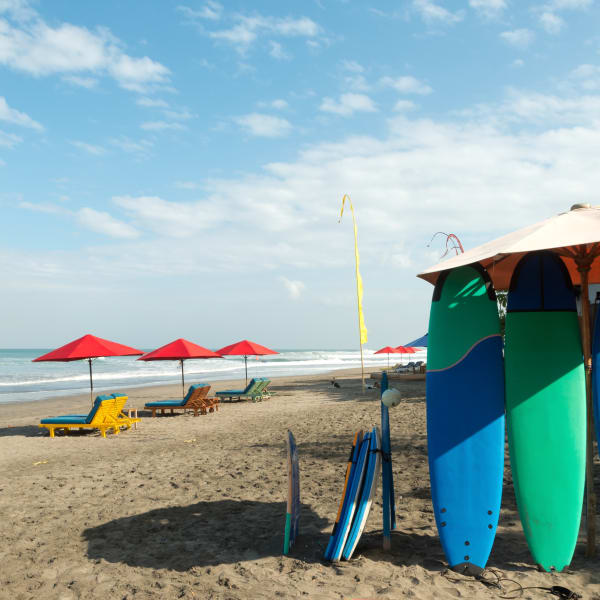 Surfbretter am Strand von Seminyak auf Bali, Indonesien