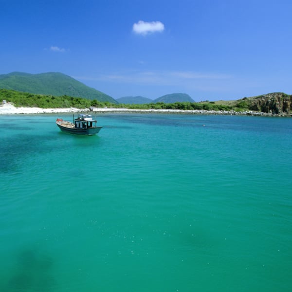 'Blue waters off Ebony Island (Hon Mun), one of a group of offshore islands, Nha Trang, Vietnam, Indochina, Southeast Asia, Asia'