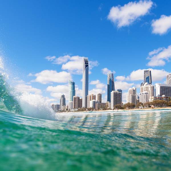 Blaue Wellen sanft am Strand von Surfers Paradise