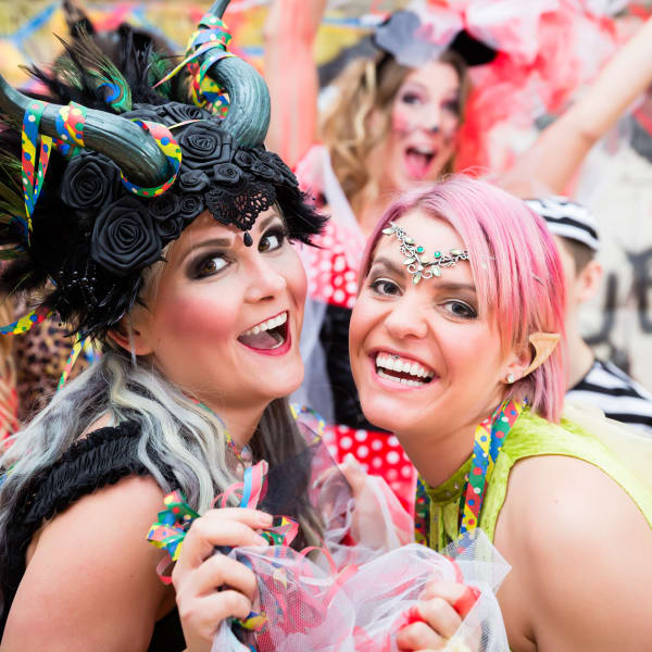 Frauen verkleidet am Karneval, Köln, Deutschland