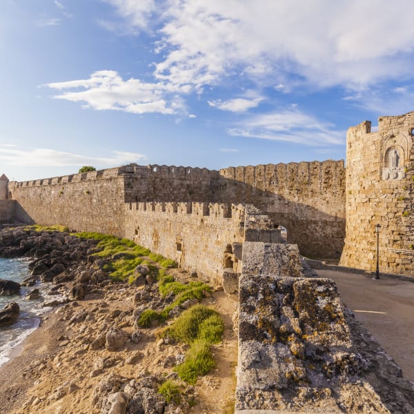 Stadtmauer von Rhodos, Insel Rhodos © GettyImages