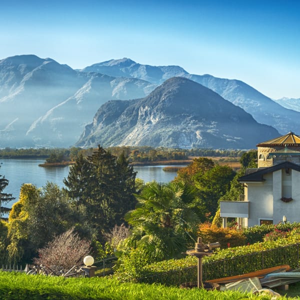 Ein See mit Bergen im Hintergrund