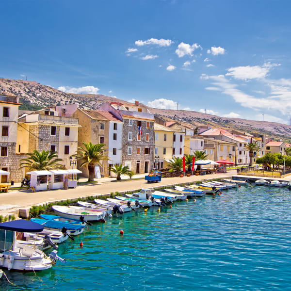 Uferpromenade der Stadt Pag, Dalmatien, Kroatien