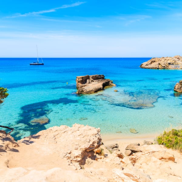 Kristallklares Wasser am Strand Cala Tarida auf Ibiza