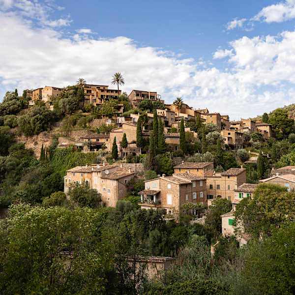 Ausblick auf die Stadt Deià auf Mallorca, Spanien