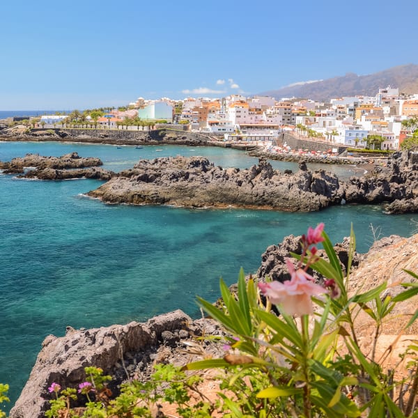 Strand und Vulkangestein in Alcala, Teneriffa