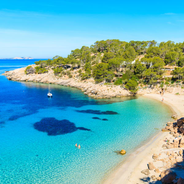 Vogelperspektive auf den Strand Cala Salada auf Ibiza