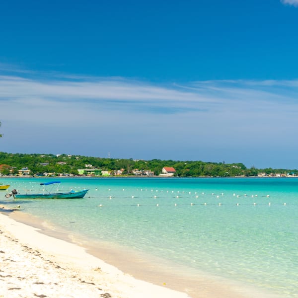 Ein leerer Strand mit kleinen Booten