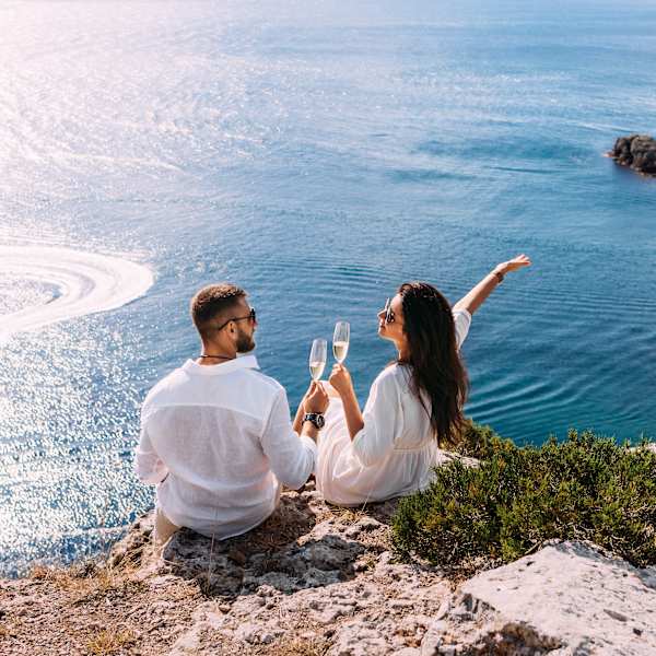 Verliebtes Paar mit Blick aufs Meer