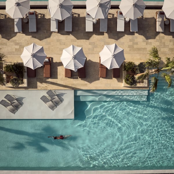 Pool im „The Royal Senses Resort“, Kreta