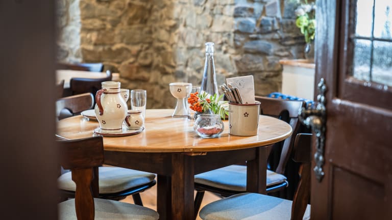 Landgasthof zur Burg Grenzau (Höhr-Grenzhausen) • HolidayCheck ...