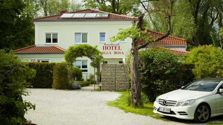 Hotel Garni Villa Rosa  Allershausen      HolidayCheck  Bayern Deutschland 